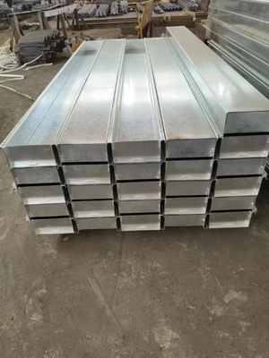 Warm gehalte gegalvaniseerd betonnen sleeper vorm buigen metalen plaat beveiligingsmuursysteem
