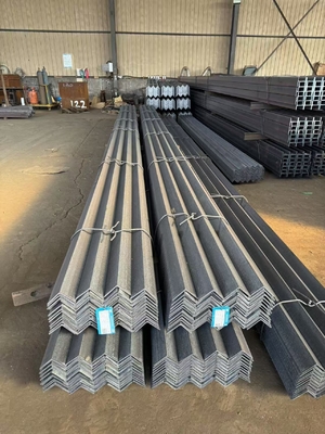 100*100*8 mm gegalvaniseerd staalhoek voor de efficiëntie van de deurframe van civiele gebouwen