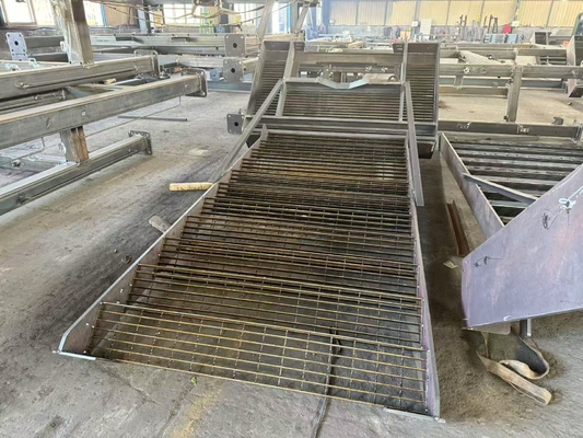Industriële staal buitenste trap mooie duurzame corrosiebestendige veilige buitenste trap gemaakt voor commerciële industriële fabrieken magazijnen
