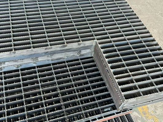 Gegalvaniseerde staaltrap voor buitenruimtes Metalen trappen met hoge sterkte en anti-corrosie