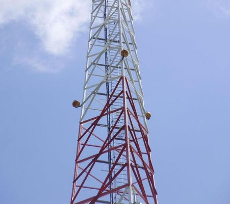 5G-communicatie Hot Dip gegalvaniseerd driehoekige hoek staalcommunicatietoren geschikt voor mobiel netwerk en uitzendtransmissie